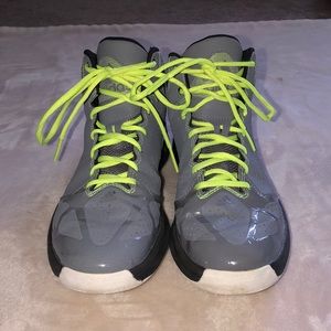 Basketball shoes